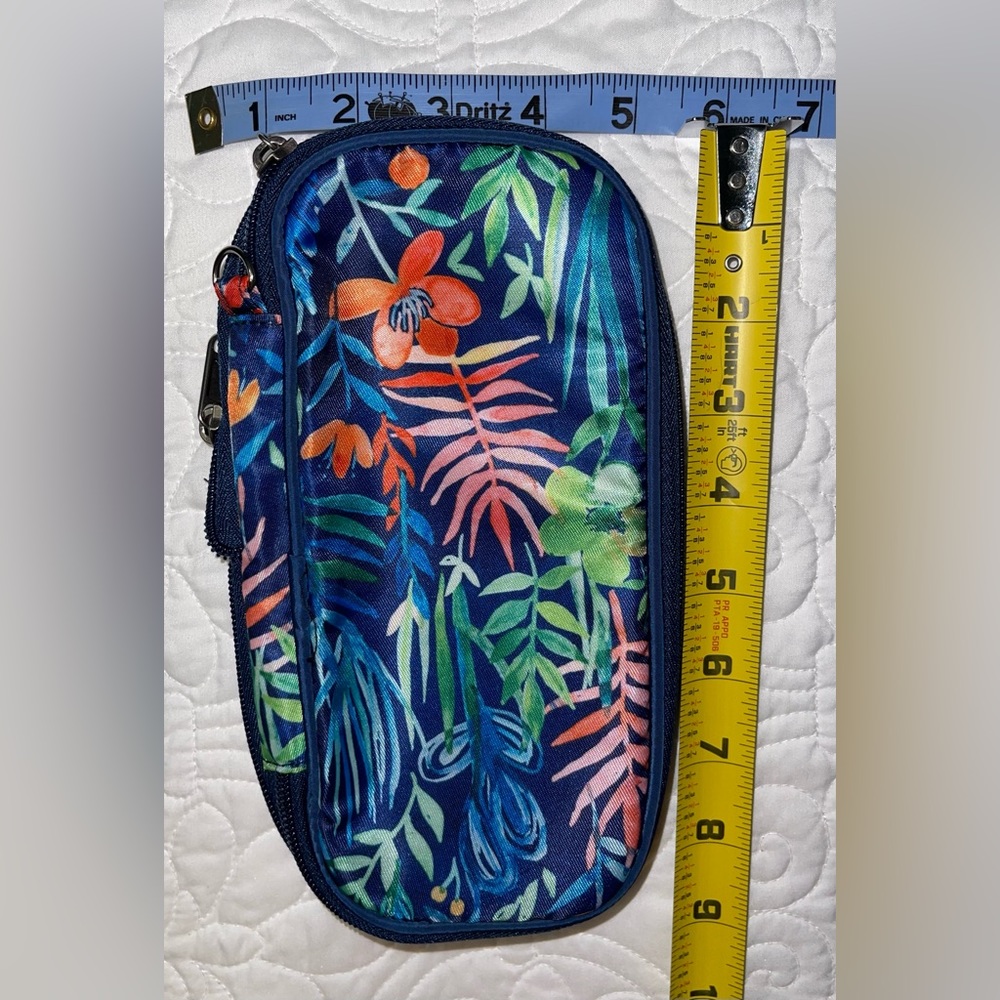 Multi-Accessory Pouch - Picture 3 of 8